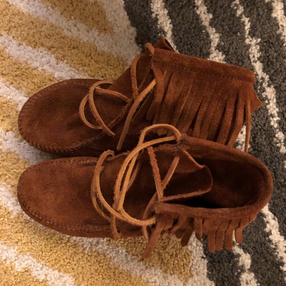 Minnetonka Fringe Moccasin, Sz 2 - Picture 3 of 6
